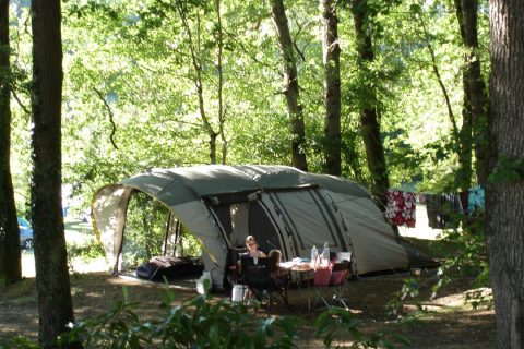 Photo tente dans le bois camping Lot