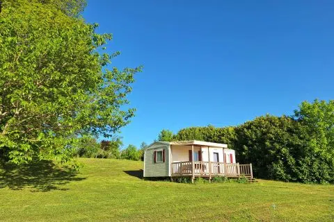 Mobil home sur emplacement spacieux camping en pleine nature Lot