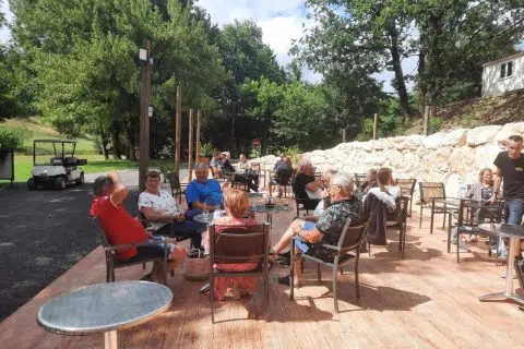 Vue terrasse piscine avec vacanciers