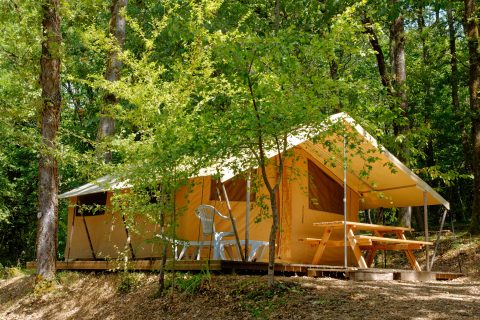 tente Cahors dans la nature du camping