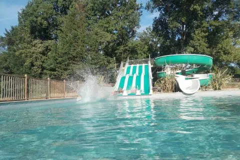 Vue piscine camping avec toboggans dans le Lot