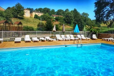 Vue de la piscine avec vallon arborée derrière
