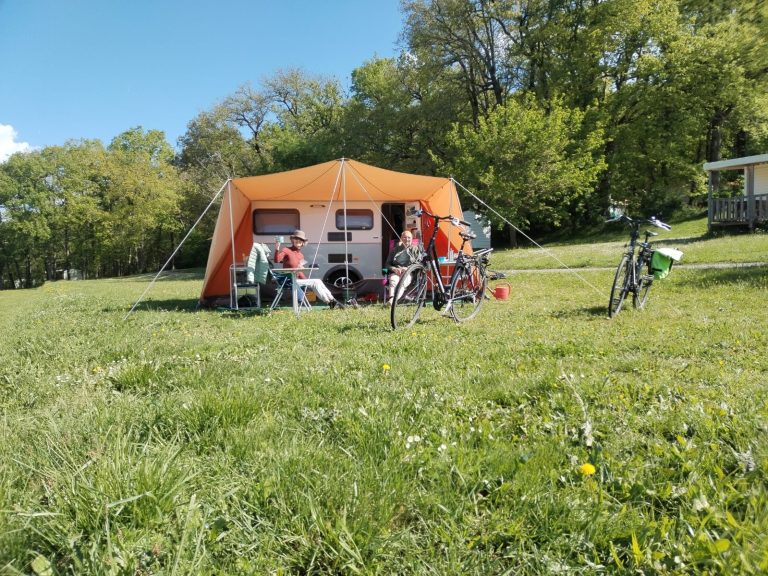 Tent pitch for hikers and cyclists in the Lot